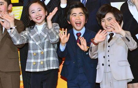 ２０１３年２月、映画「コドモ警察」部隊あいさつで。（前列左から）本田望結、鈴木福、秋元黎