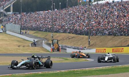 Ｆ１日本ＧＰ決勝、声援を受け力走するメルセデスのアンドレア・キミ・アントネッリ（左手前）。右から２台目はマクラーレン・メルセデスのオスカー・ピアストリ＝２９日