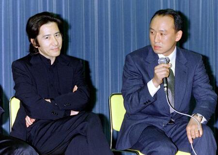 ドラマ「古畑任三郎」で名コンビを組んだ田村正和さん（左）と西村まさ彦（当時は西村雅彦）＝１９９８年撮影