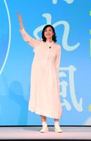 目黒連のお題にそったポーズを決める天海祐希（撮影・持木克友）