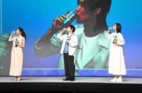 乾杯する（左から）今田美桜、内村光良、天海祐希とテレビ出演の目黒連（撮影・持木克友）