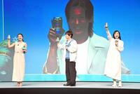 乾杯する（左から）今田美桜、内村光良、天海祐希とテレビ出演の目黒連（撮影・持木克友）