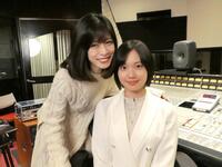 中森明菜（左）と田中瞳キャスター【Ⓒテレビ東京】