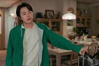 韓国映画「ＰＩＬＯＴ　ー人生のリフライトー」スチールカット　チョ・ジョンソクが１人２役を熱演　©２０２４　ＬＯＴＴＥ　ＥＮＴＥＲＴＡＩＮＭＥＮＴ，　ＳＯＬＡＩＲＥ　ＰＡＲＴＮＥＲＳ　ＬＬＣ，　ＳＨＯＴＣＡＫＥ　Ｃｏｒｐ．，　ＭＯＶＩＥＲＯＣＫ　Ｉｎｃ．，　Ａｌｌ　Ｒｉｇｈｔｓ　Ｒｅｓｅｒｖｅｄ．