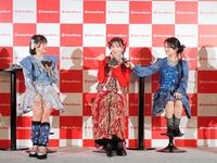 食レポを行ったＣＡＮＤＹ　ＴＵＮＥの立花琴未（中）。左は福山梨乃、右は桐原美月