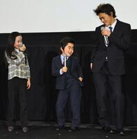 ２０１３年２月、映画「コドモ警察」舞台挨拶で。おどけて踊る鈴木福に笑う本田望結（左）と勝地涼