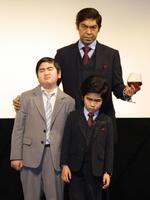 ２０１３年３月、映画「コドモ警察」の試写会で。（左から）青木勁都、鈴木福、ゆうたろう（奥）