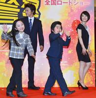 ２０１３年２月、映画「コドモ警察」舞台挨拶で。集まったファンに笑顔で手を振る（前列左から）本田望結、鈴木福、（後列左から）勝地涼、北乃きい