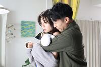 ドラマ「多すぎる恋と殺人」の小出恵介（右）　ⓒＮＴＶ