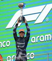 優勝しトロフィーを掲げるメルセデスのキミ・アントネッリ（撮影・神子素慎一）