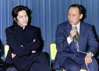 ドラマ「古畑任三郎」で名コンビを組んだ田村正和さん（左）と西村まさ彦（当時は西村雅彦）＝１９９８年撮影