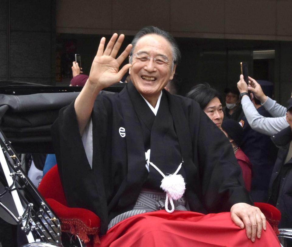 　人力車に乗って練り歩いた片岡仁左衛門