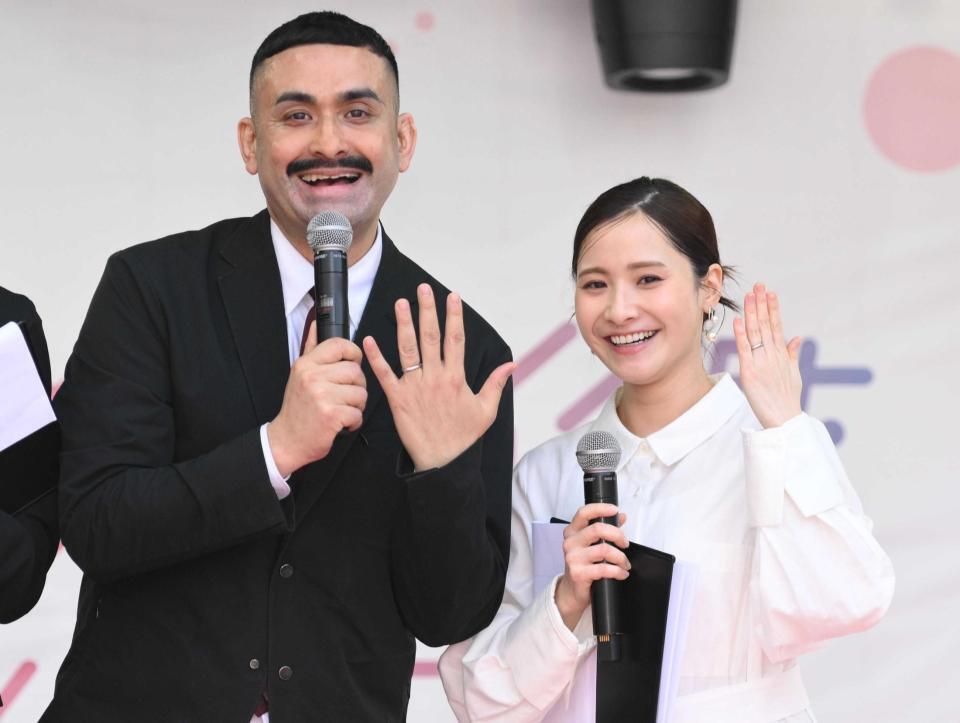 　結婚指輪を披露する植野行雄（左）と比嘉梨乃（撮影・開出牧）