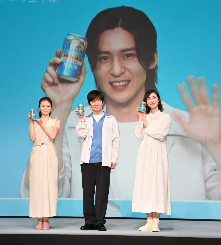 写真に納まる（左から）今田美桜、内村光良、天海祐希とテレビ出演の目黒連（撮影・持木克友）