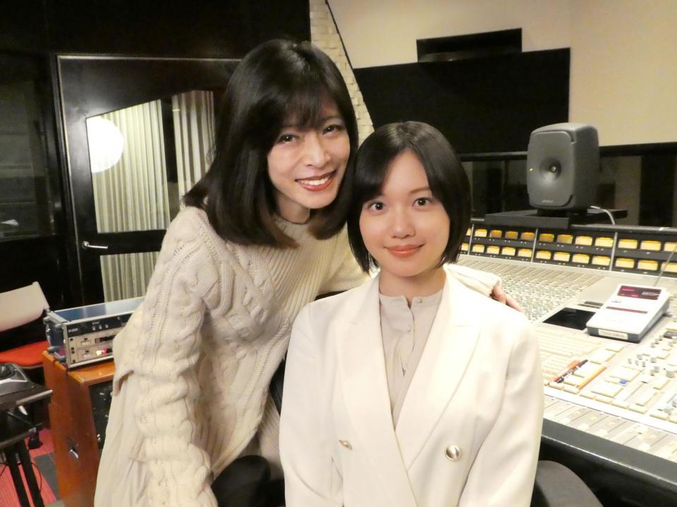 中森明菜（左）と田中瞳キャスター【Ⓒテレビ東京】