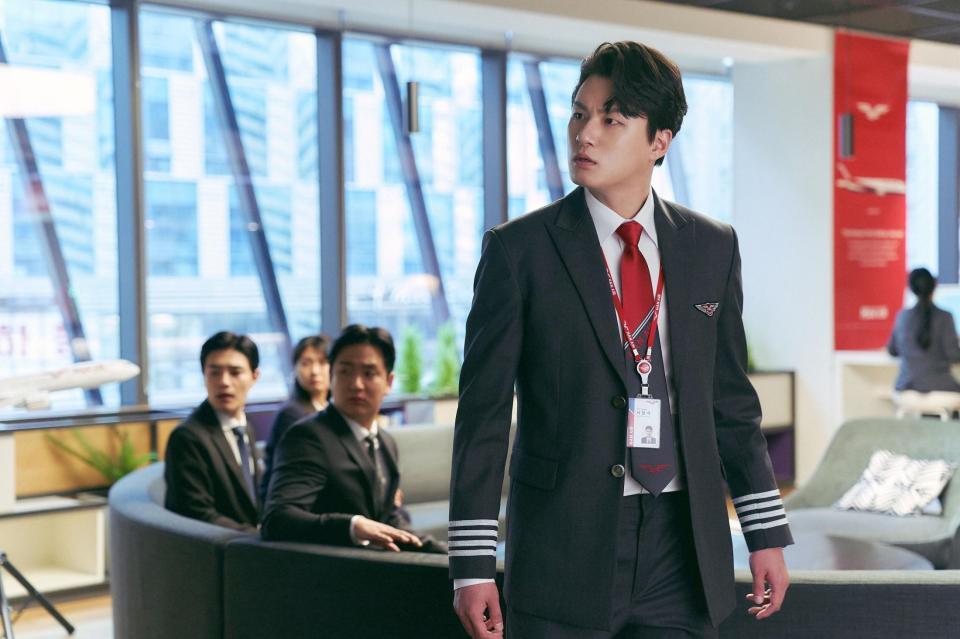 韓国映画「ＰＩＬＯＴ　ー人生のリフライトー」スチールカット　シン・スンホ　©２０２４　ＬＯＴＴＥ　ＥＮＴＥＲＴＡＩＮＭＥＮＴ，　ＳＯＬＡＩＲＥ　ＰＡＲＴＮＥＲＳ　ＬＬＣ，　ＳＨＯＴＣＡＫＥ　Ｃｏｒｐ．，　ＭＯＶＩＥＲＯＣＫ　Ｉｎｃ．，　Ａｌｌ　Ｒｉｇｈｔｓ　Ｒｅｓｅｒｖｅｄ．