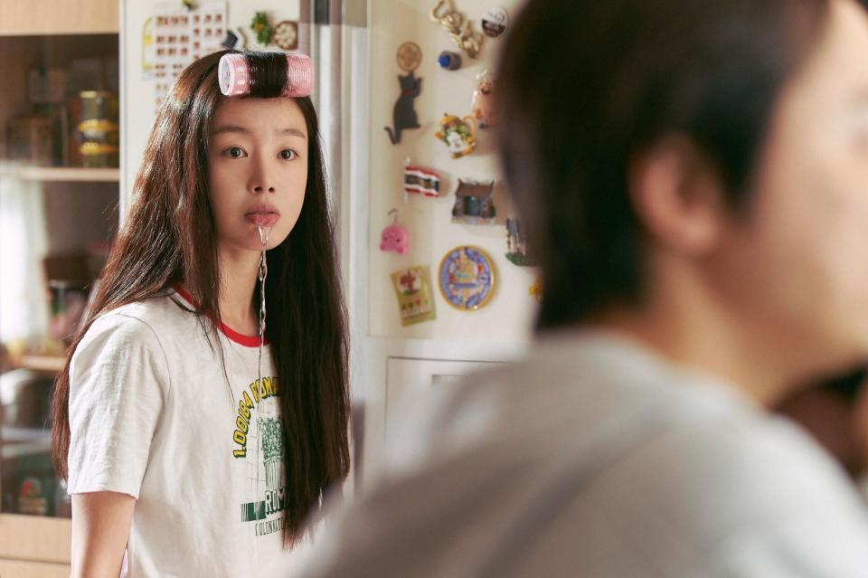 韓国映画「ＰＩＬＯＴ　ー人生のリフライトー」スチールカット　ハン・ソナ　©２０２４　ＬＯＴＴＥ　ＥＮＴＥＲＴＡＩＮＭＥＮＴ，　ＳＯＬＡＩＲＥ　ＰＡＲＴＮＥＲＳ　ＬＬＣ，　ＳＨＯＴＣＡＫＥ　Ｃｏｒｐ．，　ＭＯＶＩＥＲＯＣＫ　Ｉｎｃ．，　Ａｌｌ　Ｒｉｇｈｔｓ　Ｒｅｓｅｒｖｅｄ．