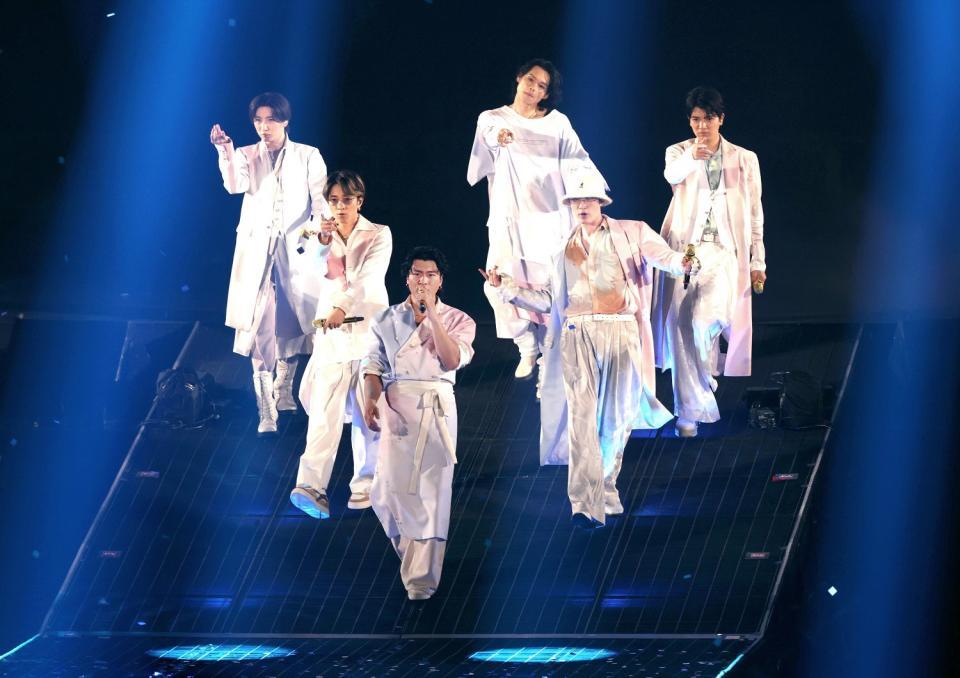 パフォーマンスをするＳｉｘＴＯＮＥＳの（左上から時計回りに）京本大我、松村北斗、高地優吾、ジェシー、森本慎太郎、田中樹（撮影・伊藤笙子）