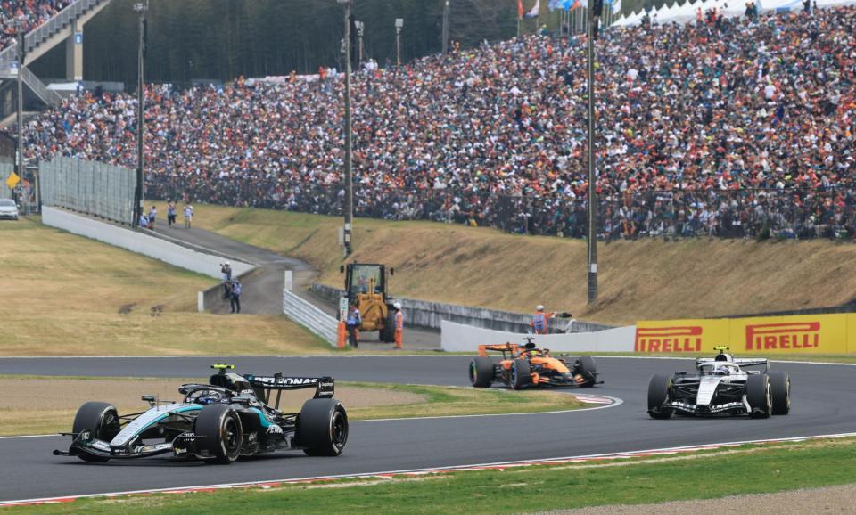 Ｆ１日本ＧＰ決勝、声援を受け力走するメルセデスのアンドレア・キミ・アントネッリ（左手前）。右から２台目はマクラーレン・メルセデスのオスカー・ピアストリ＝２９日