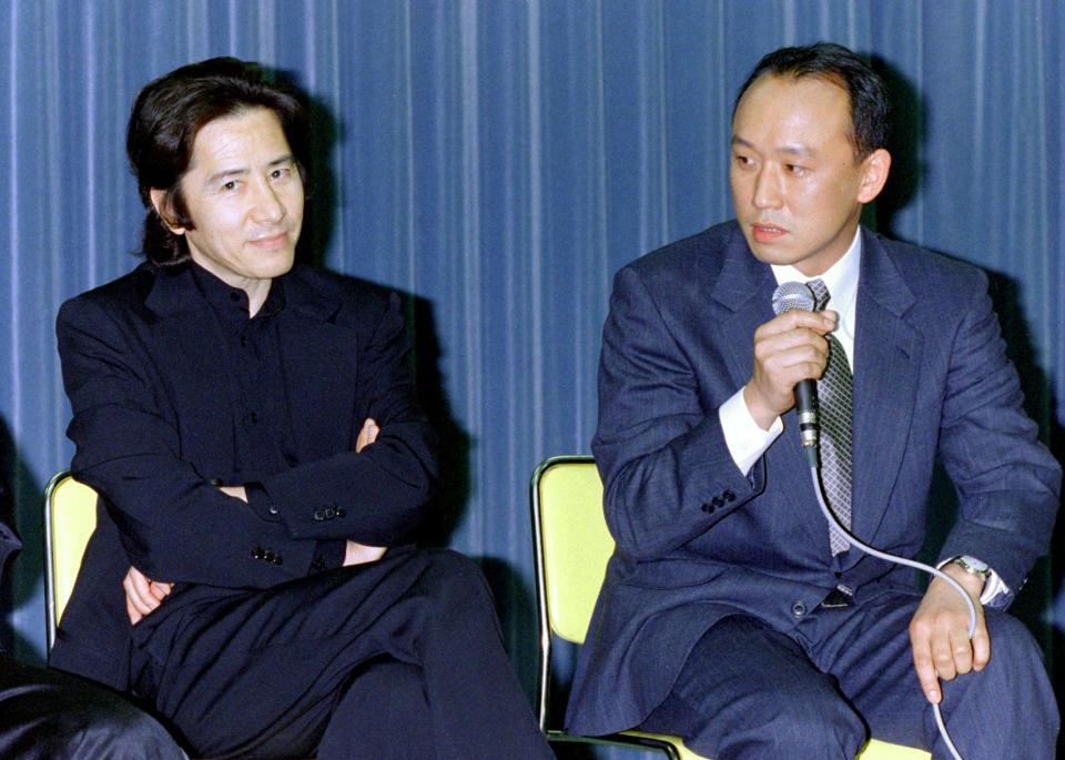 ドラマ「古畑任三郎」で名コンビを組んだ田村正和さん（左）と西村まさ彦（当時は西村雅彦）＝１９９８年撮影