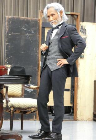 　名探偵になりきる片岡鶴太郎