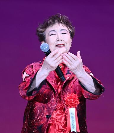『百万本のバラ』を熱唱する加藤登紀子（撮影・園田高夫）