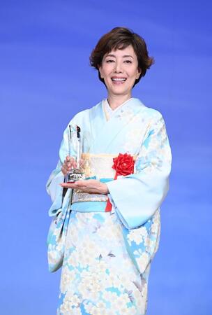 桜満開の着物でトロフィーを手にする戸田恵子（撮影・園田高夫）
