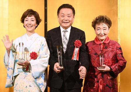 笑顔を見せる（左から）戸田恵子、小池修一郎氏、加藤登紀子（撮影・園田高夫）
