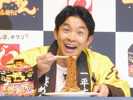 焼そばを食べる仲野太賀