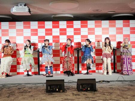 焼肉ビビンバを試食するＣＡＮＤＹ　ＴＵＮＥの（左から）南なつ、小川奈々子、福山梨乃、立花琴未、桐原美月、村川緋杏、宮野静