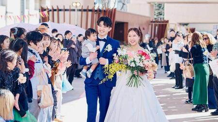 「まちの結婚式」で大勢の地域の方から祝福される新郎新婦