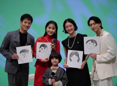 子役の山本弓月くんがプレゼントした似顔絵を手に笑顔を見せる（左から）沢村一樹、菅井友香、入山法子、稲葉友