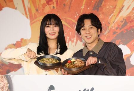 ポーズをとる池田エライザ（左）と二宮和也（撮影・石井剣太郎）