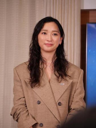 ドラマの完成報告会に出席した杏