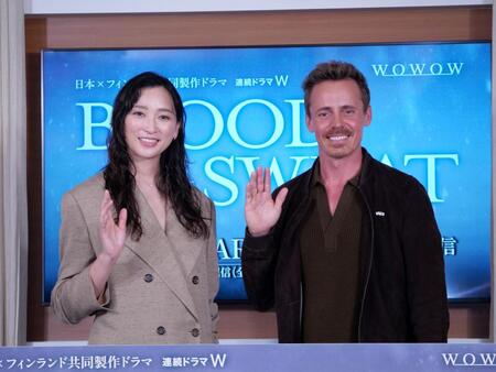 笑顔で手を振る杏（左）とフィンランドの国民的俳優ヤスペル・ペーコネン