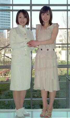 Ｍステの新ＭＣに決まり、武内絵美アナウンサー（左）からバトンタッチされる堂真理子アナウンサー＝２００４年３月