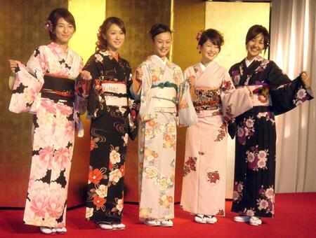 初めて民放各局が別々の番組を製作する「新・日本百景」のナビゲーターに選ばれた（左から）日本テレビ・古閑陽子アナ、テレビ朝日・堂真理子アナ、ＴＢＳ・新井麻希アナ、テレビ東京・松丸友紀アナ、フジテレビ・石本沙織アナ＝２００７年１２月