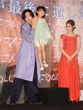 英茉（中央）を抱えるなにわ男子・道枝駿佑。右は生見愛瑠＝ＴＯＨＯシネマズ日比谷（撮影・石井剣太郎）