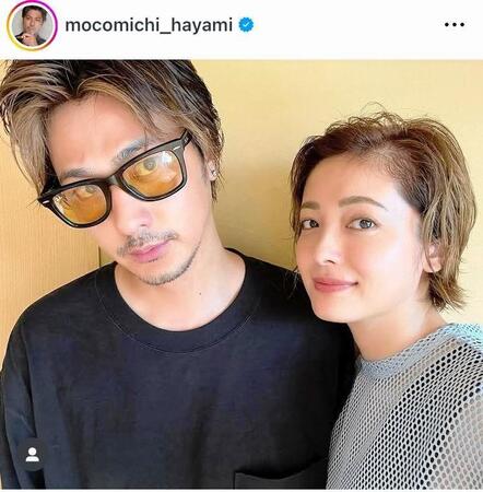 ２３年の結婚記念日。速水もこみちのインスタグラム＠ｍｏｃｏｍｉｃｈｉ＿ｈａｙａｍｉ（２３年８月８日付）より