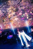 六本木の夜桜を背景に歌う坂本冬美（撮影：田中聖太郎）