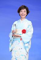 桜満開の着物でトロフィーを手にする戸田恵子（撮影・園田高夫）