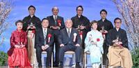 （前列左から）加藤登紀子、小池修一郎氏、松尾國之理事長、戸田恵子、西川扇藏、（後列同）谷口裕和、曽我廼家寛太郎、藤舎貴生、中村鷹之資（撮影・園田高夫）