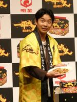 焼きそばを見せる仲野太賀