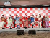 焼肉ビビンバを試食するＣＡＮＤＹ　ＴＵＮＥの（左から）南なつ、小川奈々子、福山梨乃、立花琴未、桐原美月、村川緋杏、宮野静