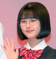 手を振る原菜乃華