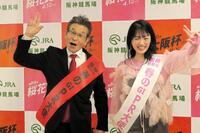 春のＧ１ＰＲ大使に就任した間寛平と小寺真理