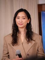 ドラマの完成報告会に出席した杏