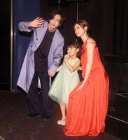 降壇時に場内に手を振る（左から）なにわ男子・道枝駿佑、英茉、生見愛瑠＝ＴＯＨＯシネマズ日比谷（撮影・石井剣太郎）