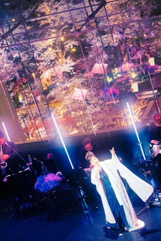 六本木の夜桜を背景に歌う坂本冬美（撮影：田中聖太郎）