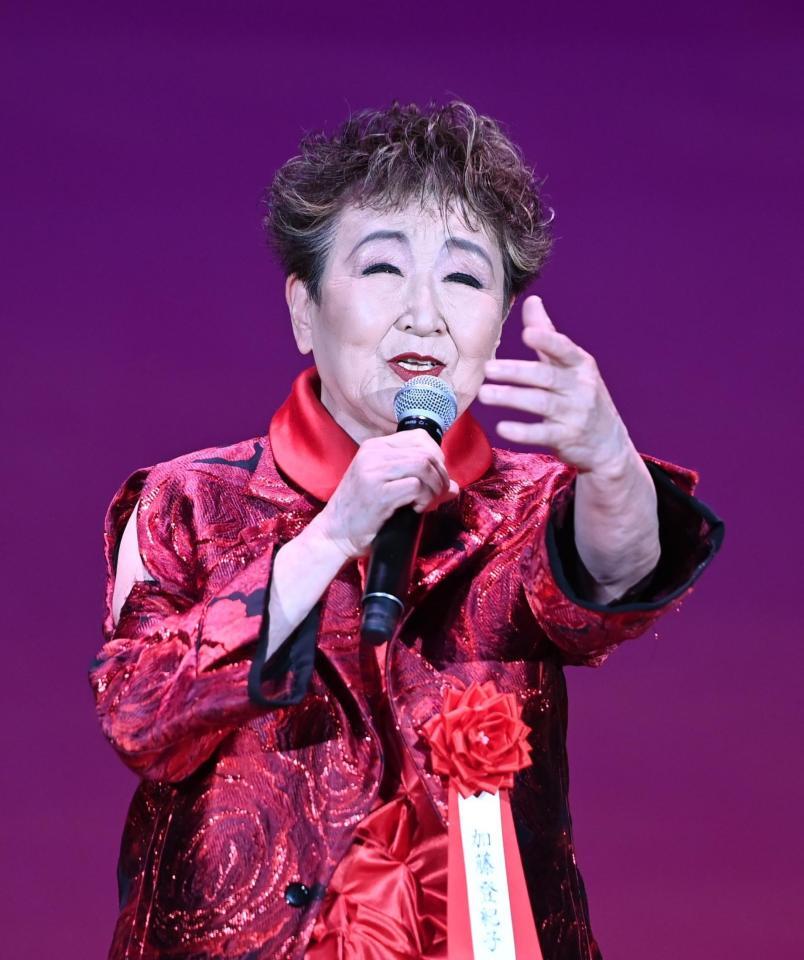 『百万本のバラ』を熱唱する加藤登紀子（撮影・園田高夫）